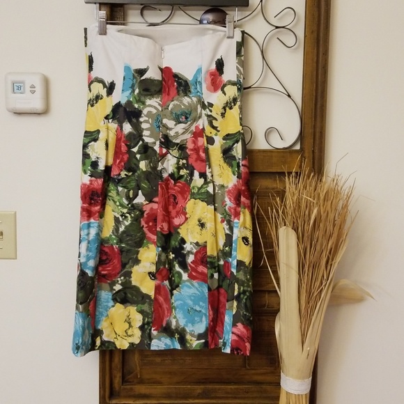 Stunning Loft floral strapless dress - Picture 3 of 3